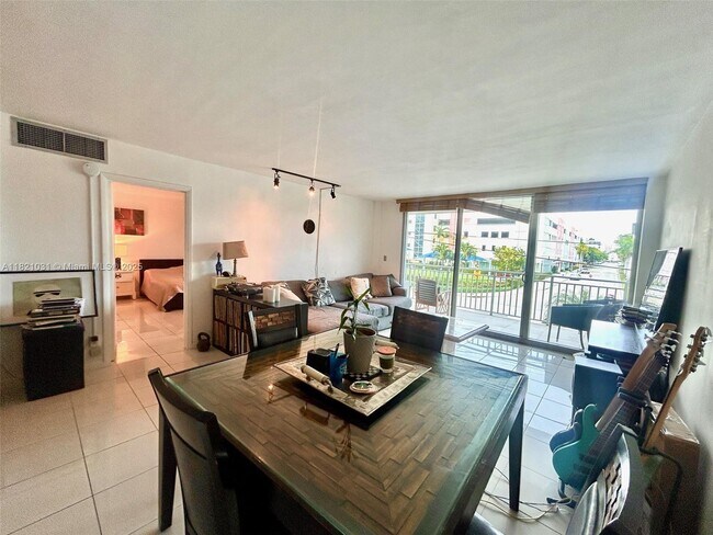 Building Photo - 9500 W Bay Harbor Dr
