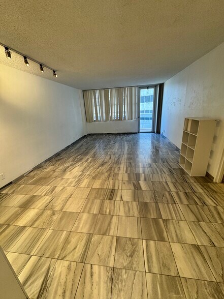 Building Photo - 3725 S Ocean Dr