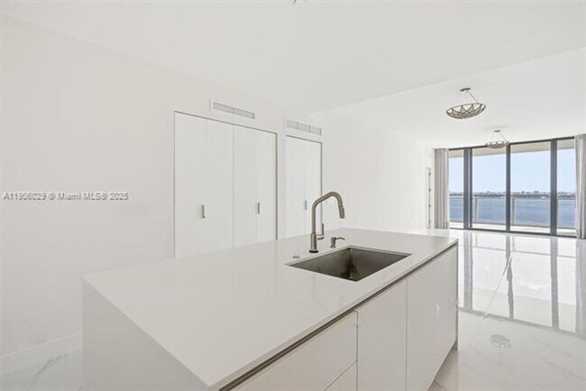 Building Photo - 700 NE 24th St