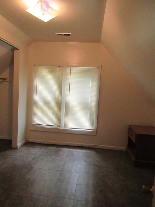 Building Photo - 316 Ravine Ave