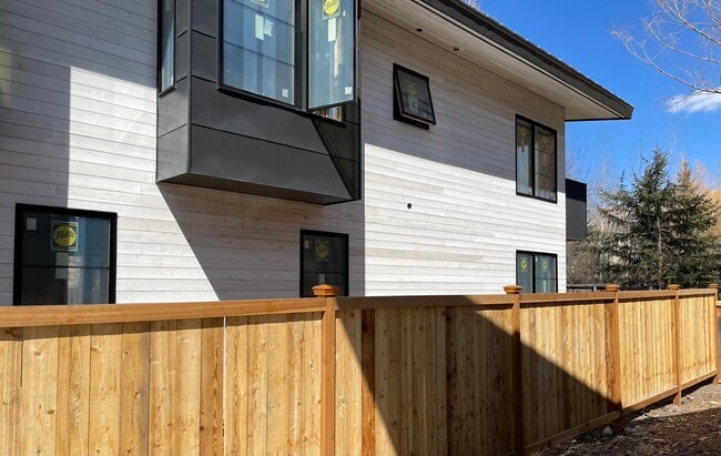 Building Photo - 265 Crabtree Ln