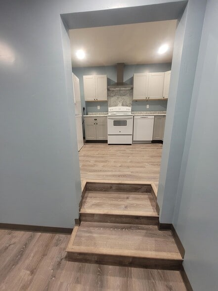 Building Photo - 168 E 70 S