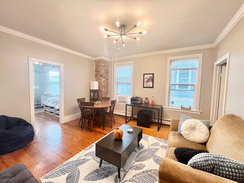 Building Photo - 180 Hillside St