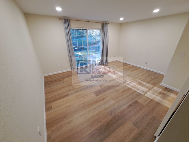 Building Photo - Check out this nice 3 bedroom, 2.0 bath ho...