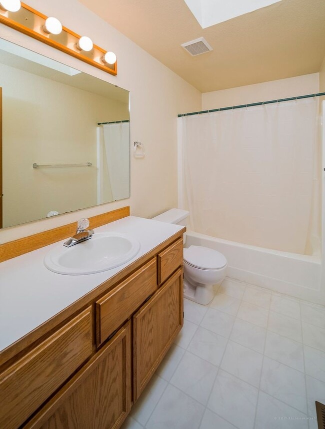 Building Photo - Spacious and move in ready 3 bed 2.5 bath ...