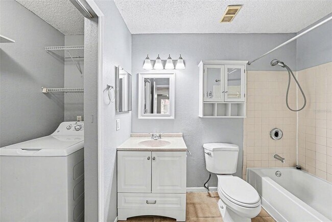 Building Photo - 9481 Highland Oak Dr