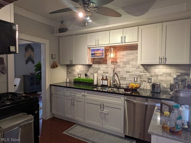 Building Photo - 1902 Harding Dr