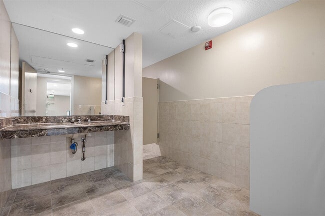 Building Photo - 715 Bayshore Dr