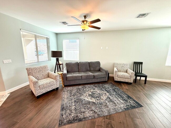 Building Photo - Beautiful Furnished 2 Bedroom Home in the ...