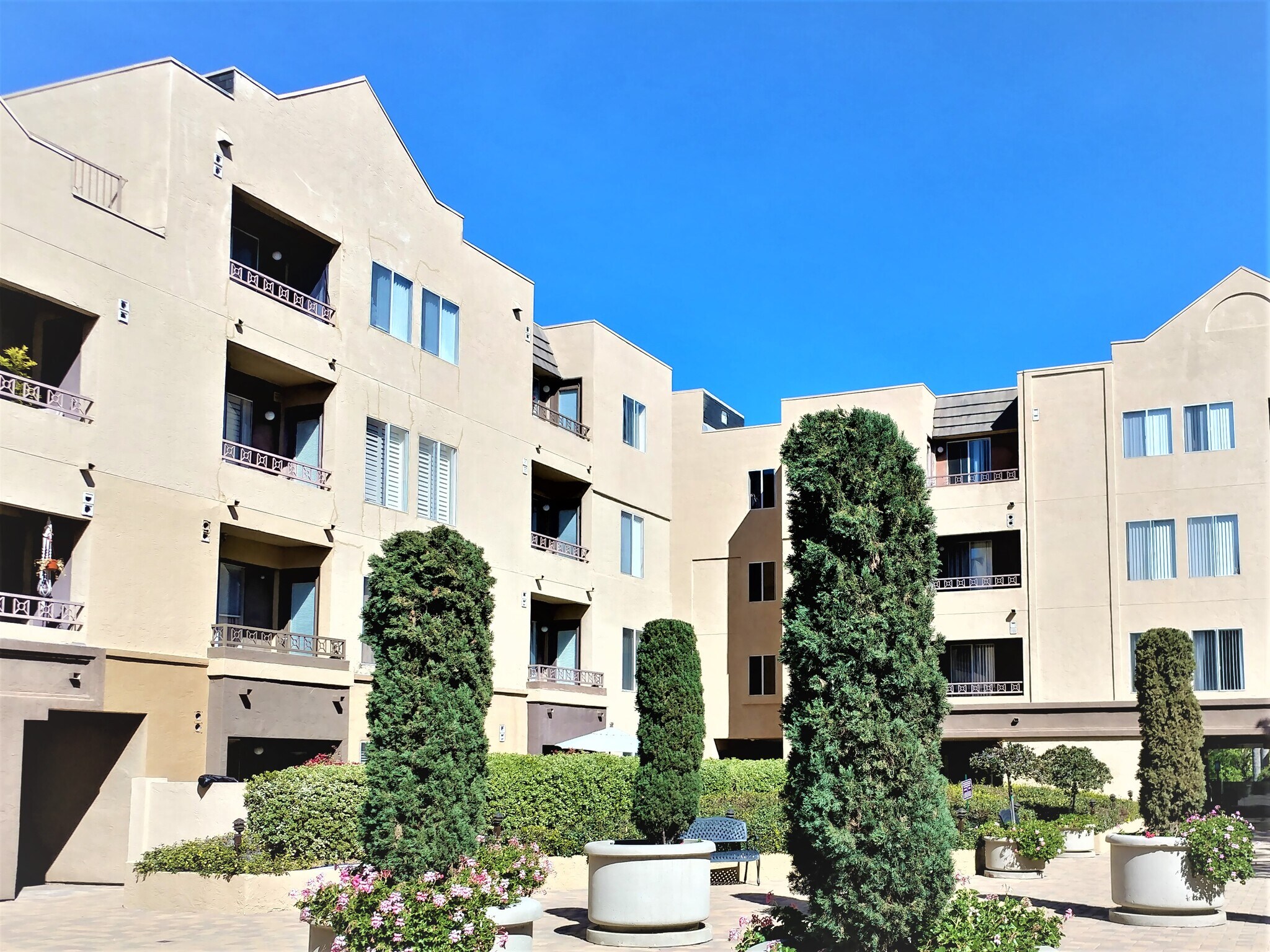 Building Photo - 3520 Lebon Dr