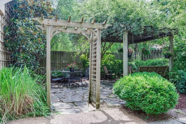 Building Photo - 107 Westover Park Ct