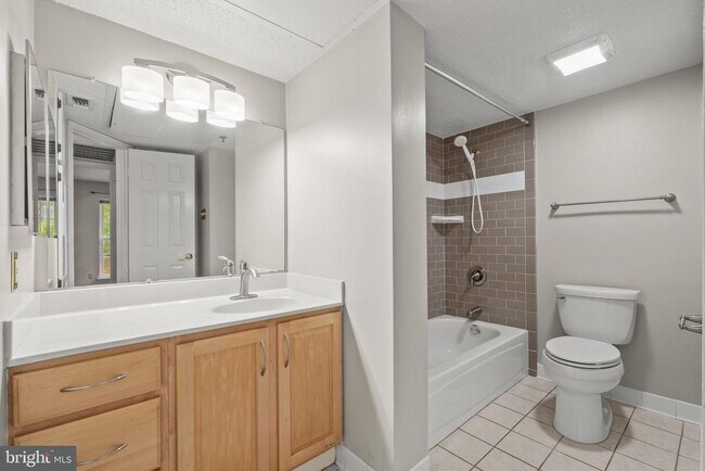 Building Photo - 1504 Lincoln Way