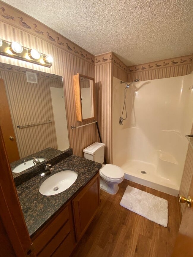 Building Photo - Top Floor Condo Available March 1, Open Floor Plan, Balcony, Fireplace, Walk-in Closet, 2 Baths, ...