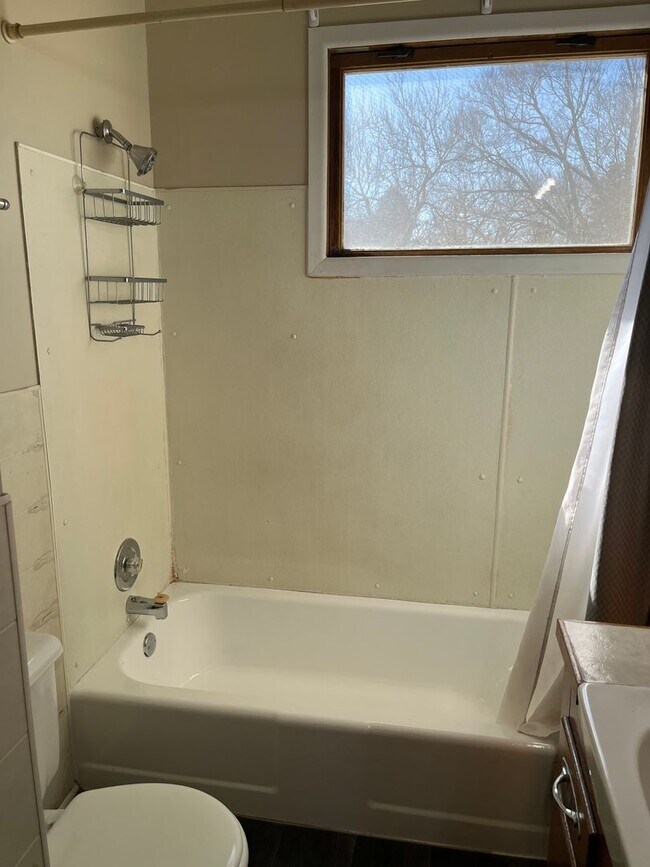 Building Photo - 4 Bedroom/2 Bath House For Rent in Harrisburg, SD!!