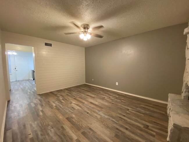 Building Photo - Move in Special! 2 bedroom 1.5 bath townhome