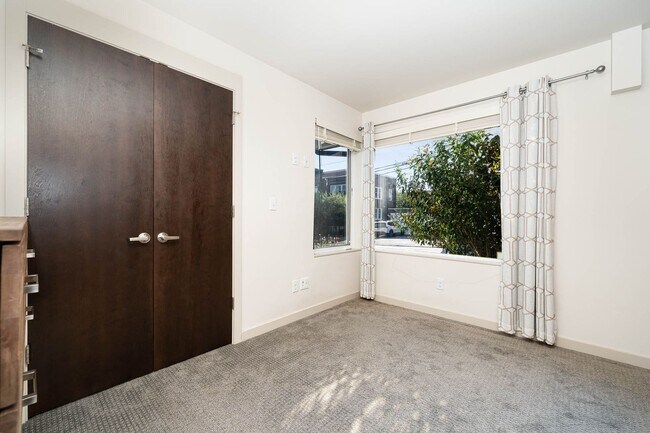 Building Photo - 3bd/1.75ba Seattle Townhome