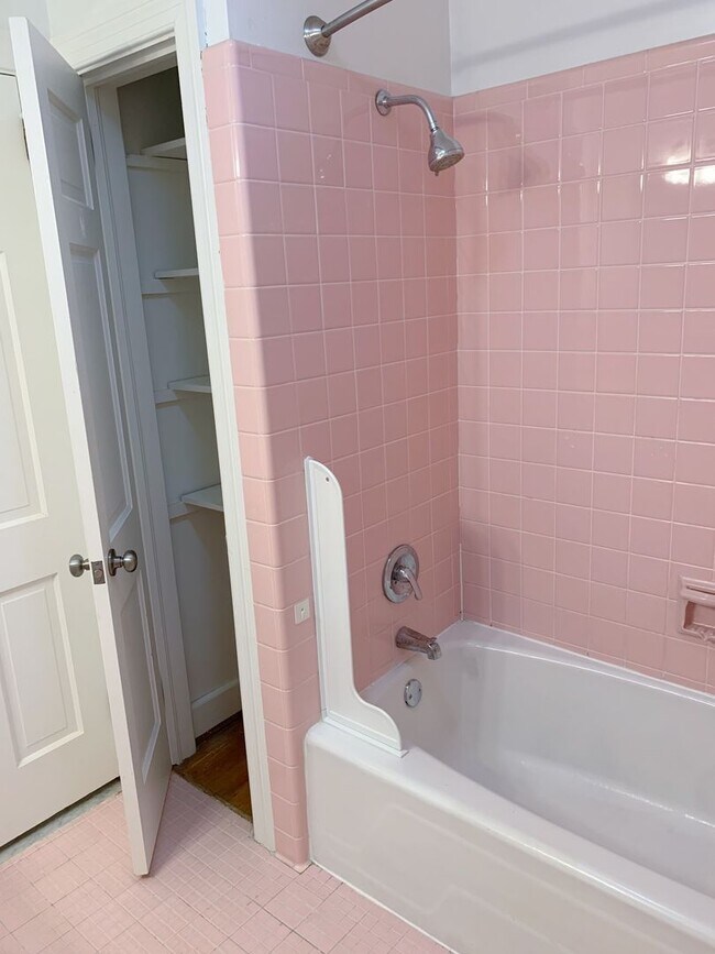 Building Photo - Beautiful 4 Bedroom 2 Bathroom home in the...