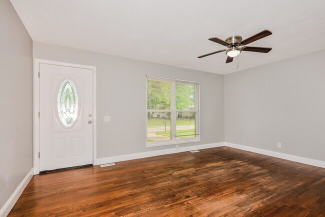Building Photo - 1080 N Park Ln