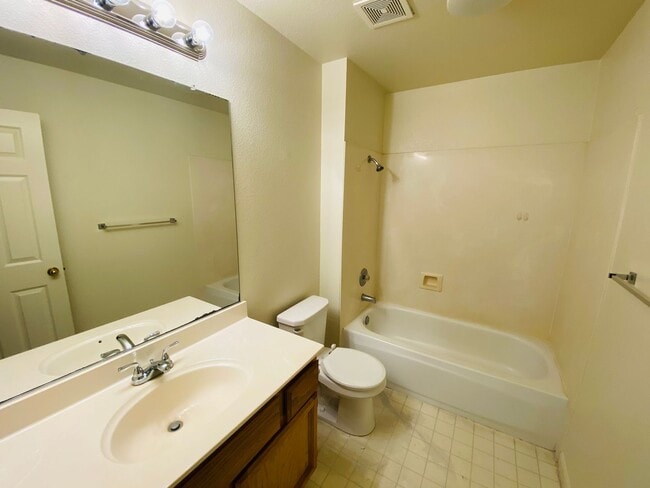 Building Photo - 3 Bedroom Home in Hampton Oaks