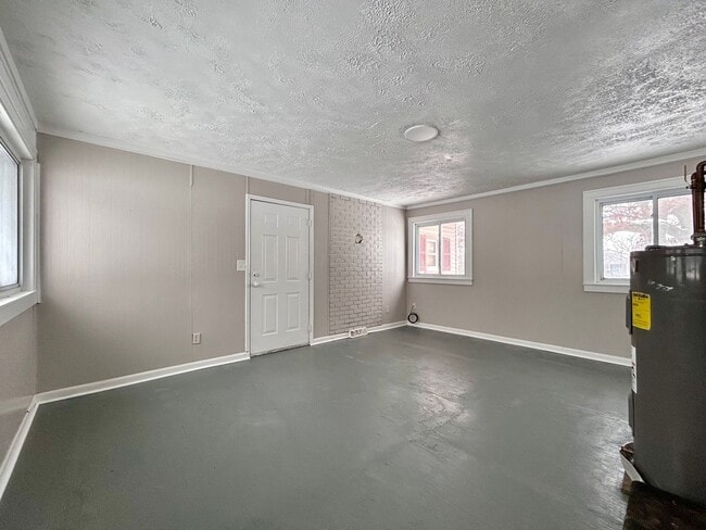 Building Photo - Spacious Three Bedroom Home in Muskegon