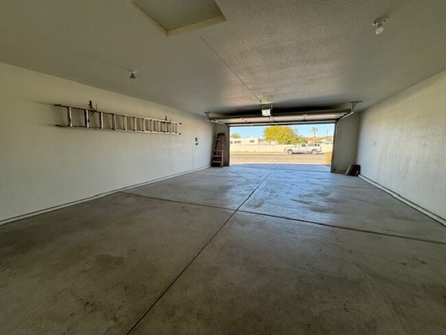 Building Photo - 3 Bedroom 2Ba with Side RV Space & fenced yard