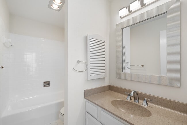 Building Photo - 600 Wilcrest Dr