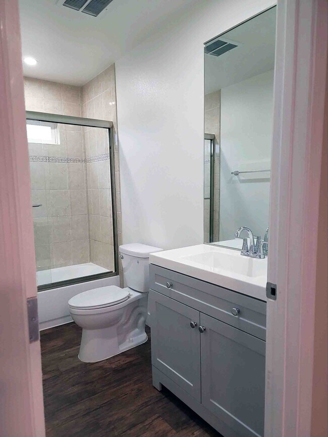 Building Photo - 1334 W 62nd St