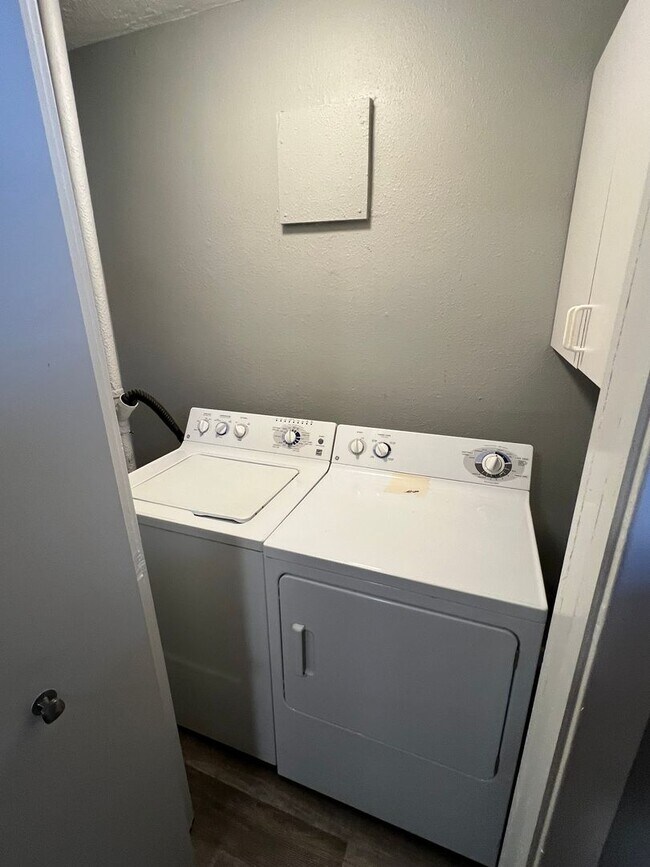 Building Photo - r3008unanderavev