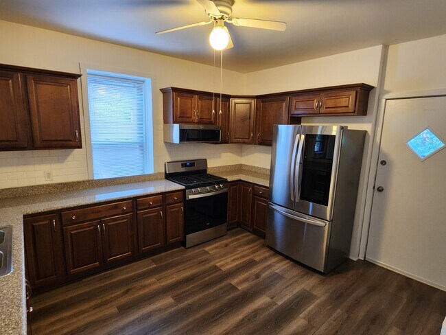 Kitchen - 627 N Drake Ave