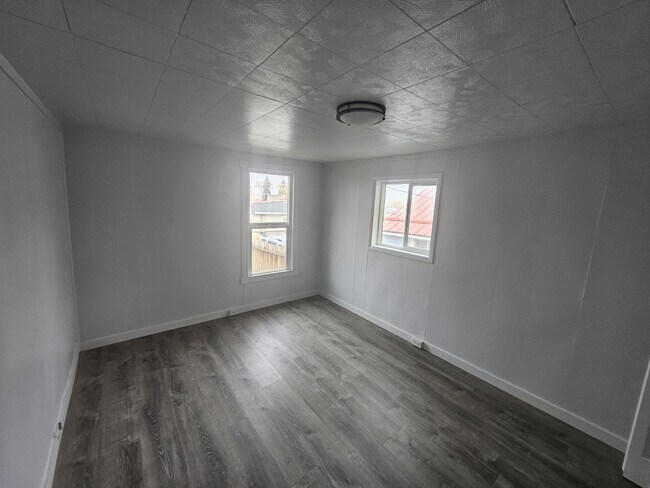 Building Photo - 310 Garnet St