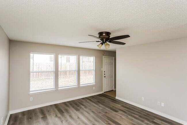 Building Photo - 1009 Chelsea Ln