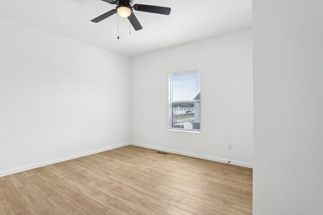 Building Photo - 1604 Parkview Dr