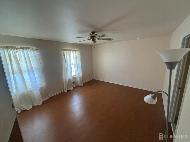 Building Photo - 211 Gambocz Ct