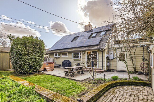 Building Photo - Charming Seattle Home in Seattle's Wedgwood Neighborhood - Furnished