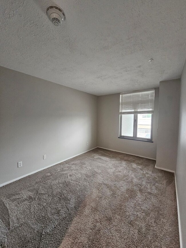 Building Photo - One Bedroom Midtown Condo