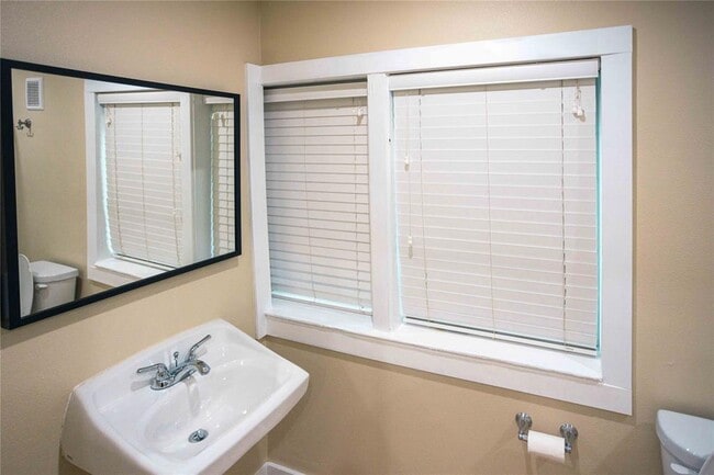 Building Photo - 2003 Haskell St