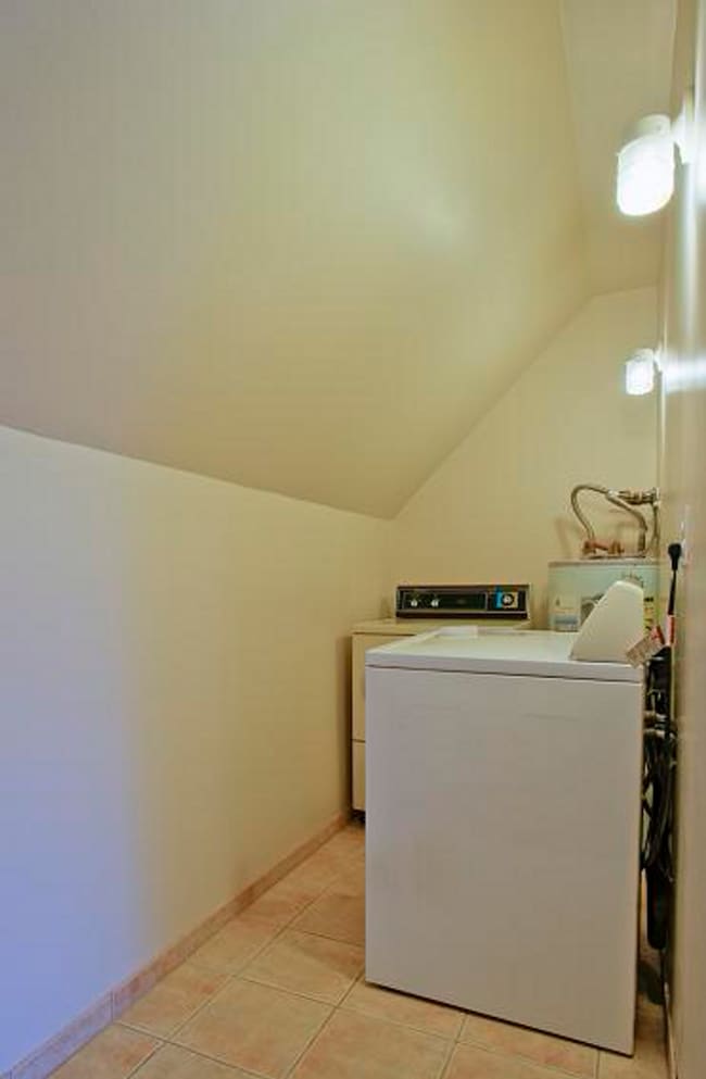Building Photo - Bright & Charming 3bed/1bath Upper Duplex ...