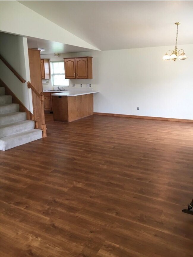 Building Photo - 3 Bed 2 Bath Duplex
