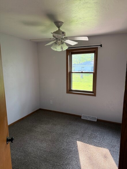 Bedroom 3 upper level - 2093 Tunis Rd