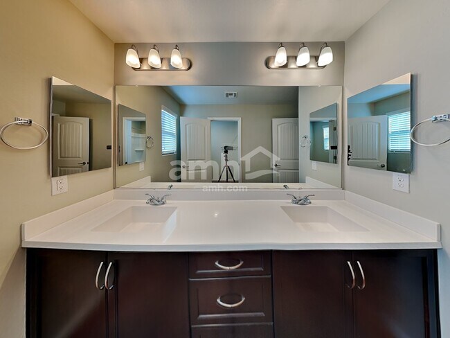 Building Photo - 20785 W Maiden Ln