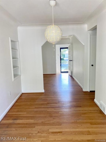 Building Photo - 421 E Farnum Ave