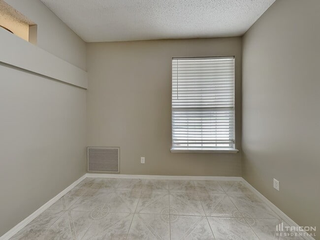 Building Photo - 8911 Country Bend Cir N