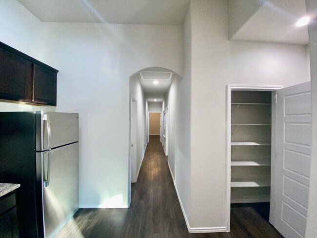 Building Photo - Luxury Duplex 3/2 in New Braunfels