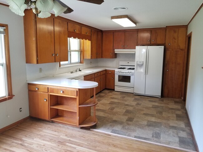 Building Photo - Midtown bungalow, beautiful hard wood floors, lots of natural light.