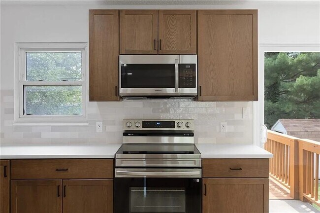 Building Photo - 804 S Montclaire Dr