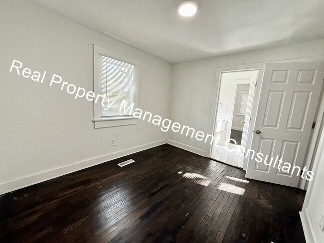 Building Photo - $500 off Frist Months Rent on Spacious 4 B...