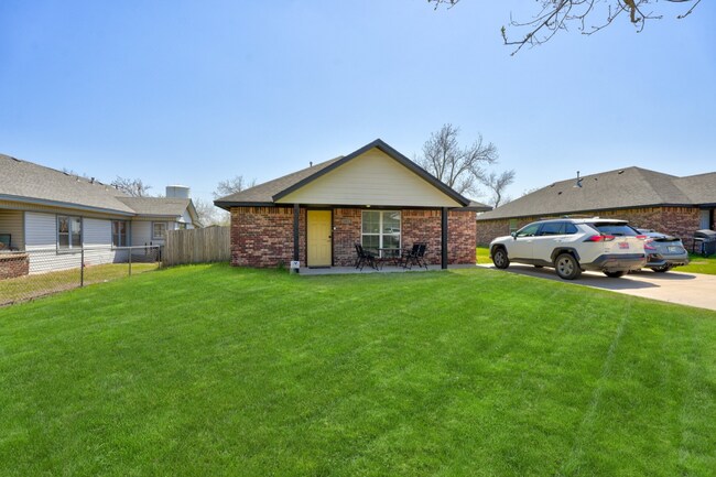 Building Photo - 4 Bedroom, 4 Bathroom in Shawnee!