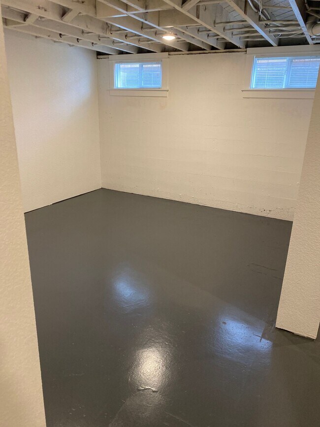 Building Photo - New Modern Updates 1250sf Hardwoods Baseme...