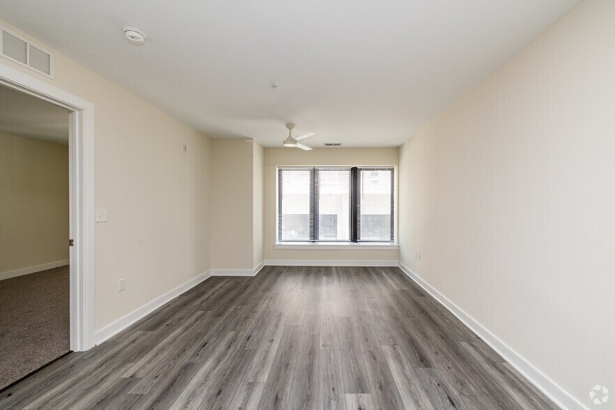 1BR, 1BA - 737SF - Living Room - Mulberry at Park