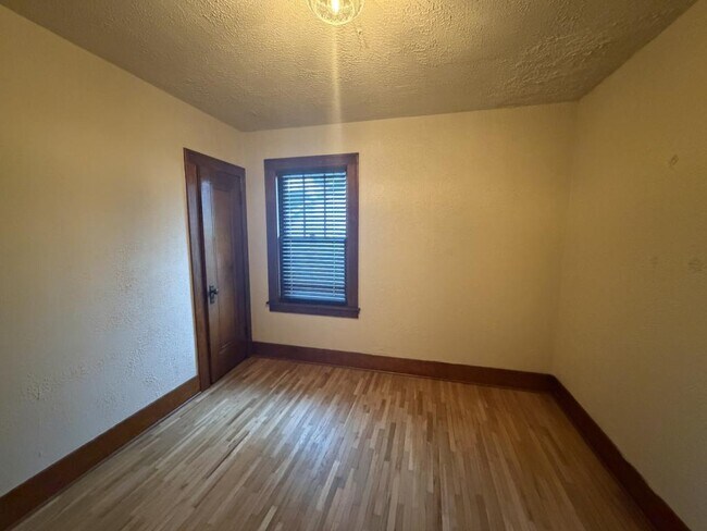 Building Photo - 460 S Mazon St